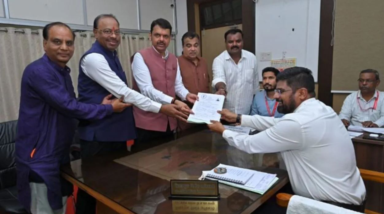 देवेंद्र फडवीस ने भरा नामांकन