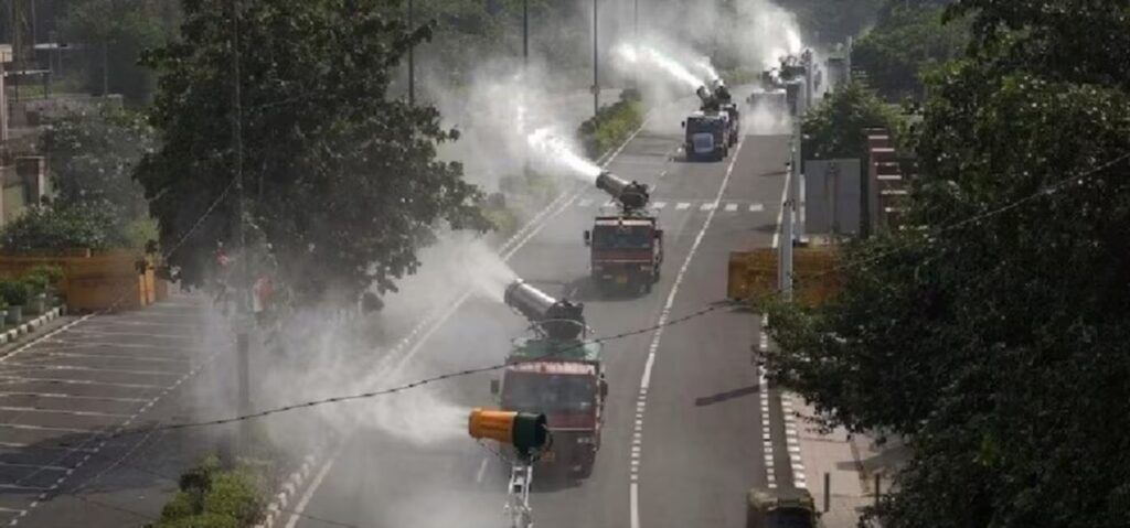 Delhi Pollution News: दिल्ली में घुट रहा है दम.. प्रदूषण का AQI 300 के पार, बेहाल हुई सरकार